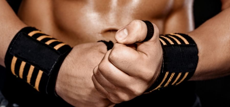Bodybuilding-Armbänder: Wie und warum verwendet man sie?
