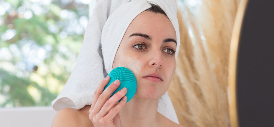 Avis sur la brosse nettoyante pour le visage : bonne ou mauvaise idée ? –  Fit Super-Humain
