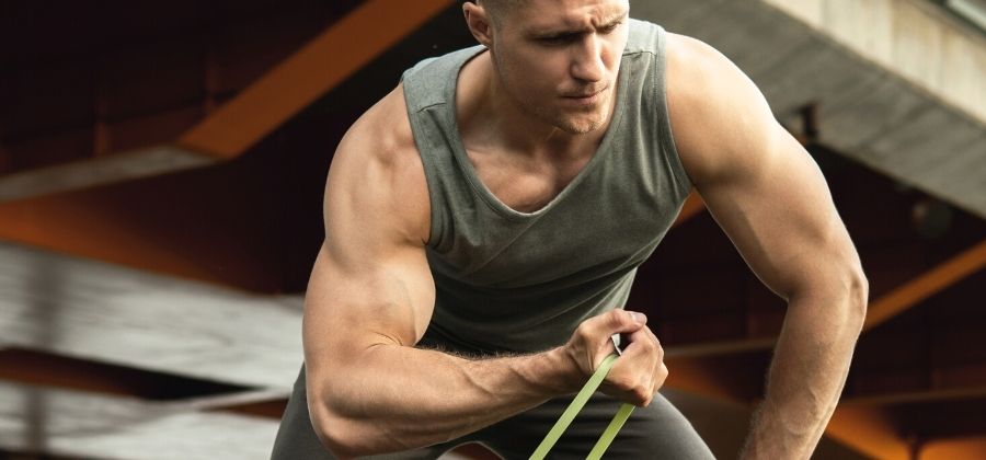A rosca martelo: o essencial para bíceps volumosos