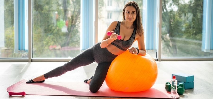Yoga Coloca Mulher E Homem Do Aquecimento Da Ginástica Exercícios